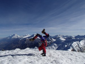 Di Westaway doing a handstand on Alpamayo